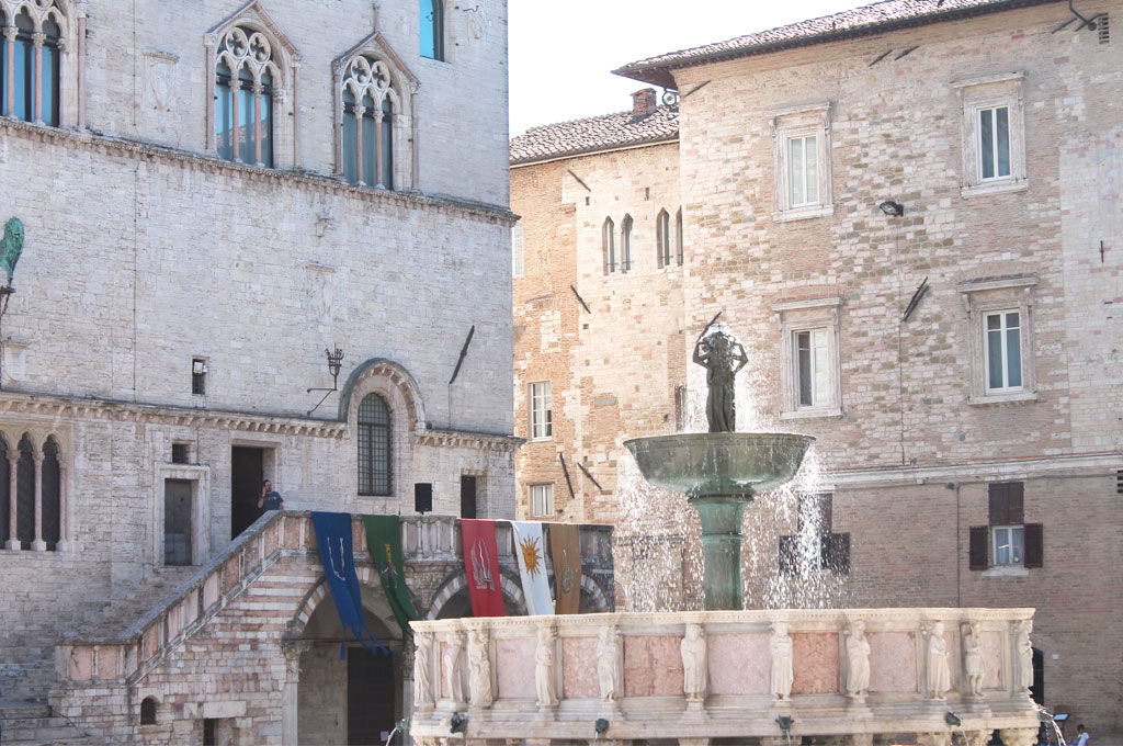 Fontana maggiore e stemmi dei rioni Perugia