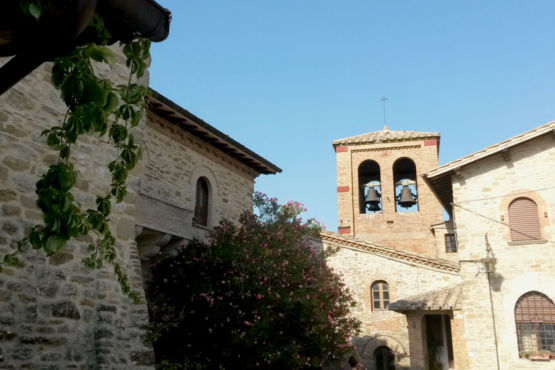 Torre vista dalla piazza di Giomici