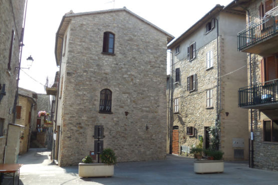 Piazzetta interna nel borgo di Valfabbrica